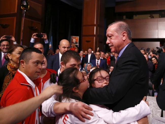 Cumhurbaşkanı Erdoğan 'Engelleri Aşanlar 2017' ödüllerini verdi Cumhurbaşkanı Erdoğan 'Engelleri Aşanlar 2017' ödüllerini verdi