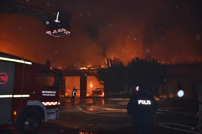 Adana'da Karayolları yerleşkesinde yangın