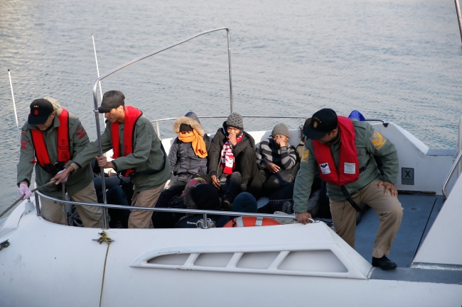 Kayalıklarda mahsur kalan göçmenlerin tamamı kurtarıldı