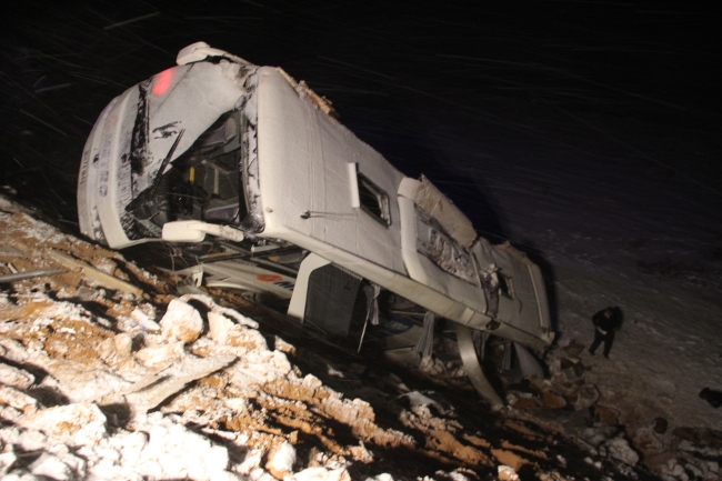 Konya'da yolcu otobüsü devrildi