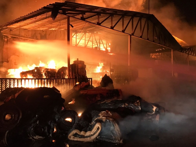 İzmit'te kağıt deposunda çıkan yangın kontrol altına alındı