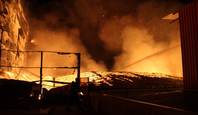 İzmit'te kağıt deposunda çıkan yangın kontrol altına alındı