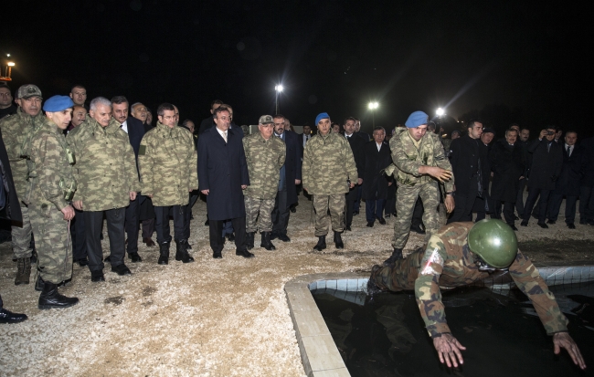 Başbakan Binali Yıldırım, komandoların zorlu eğitimini izledi