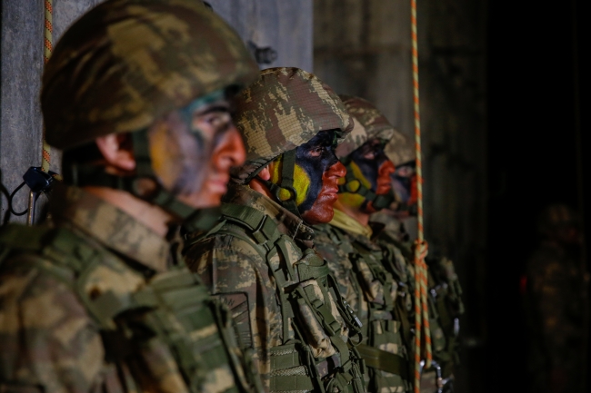 Başbakan Binali Yıldırım, komandoların zorlu eğitimini izledi