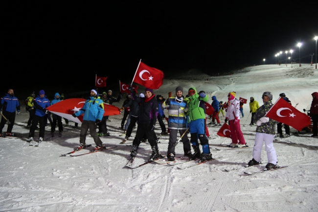 Yıldız Dağı’nda Türk bayrakları eşliğinde meşaleli kayak