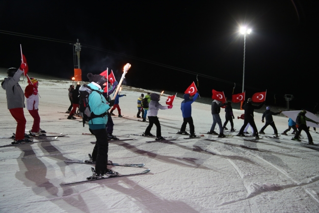 Yıldız Dağı’nda Türk bayrakları eşliğinde meşaleli kayak