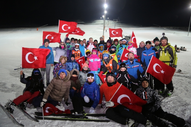 Yıldız Dağı’nda Türk bayrakları eşliğinde meşaleli kayak