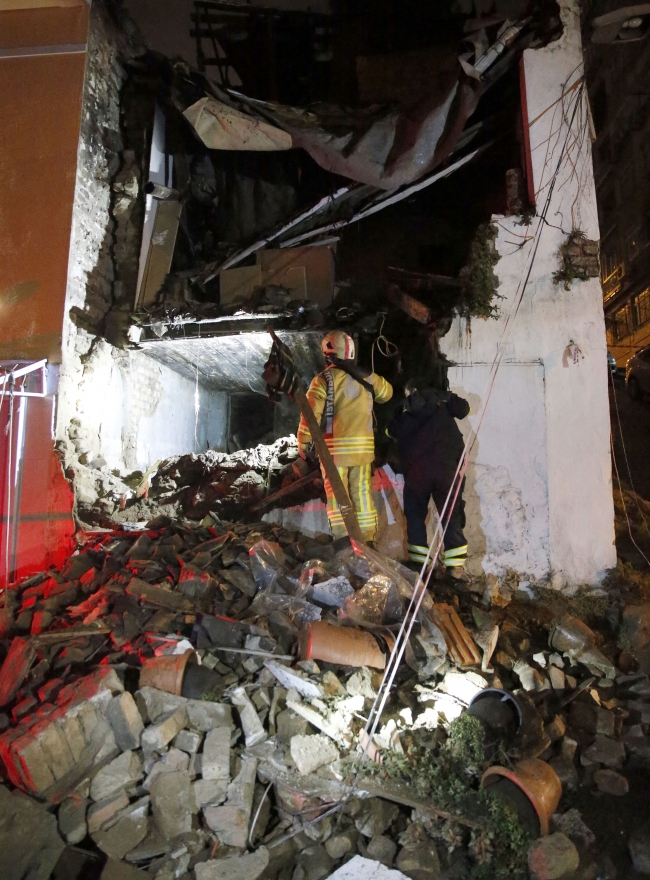 Şişli'de 2 katlı metruk bina yağmur nedeniyle çöktü