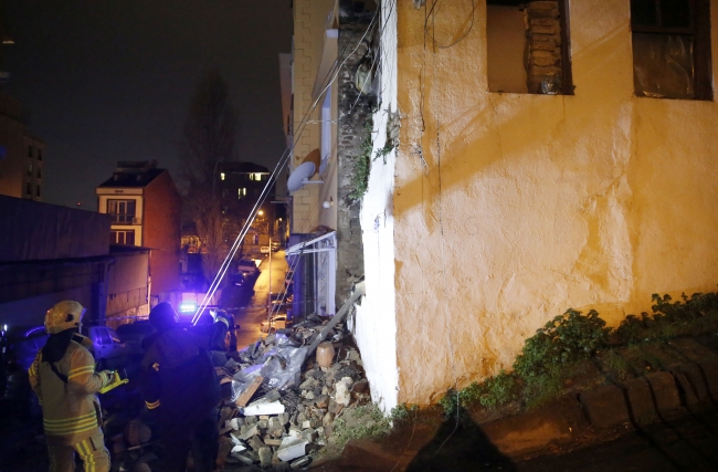 Şişli'de 2 katlı metruk bina yağmur nedeniyle çöktü