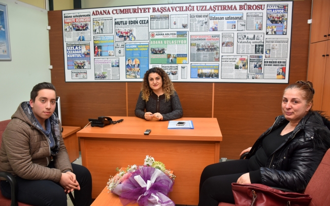 Elini öpüp çiçek veren sürücüyle uzlaştı