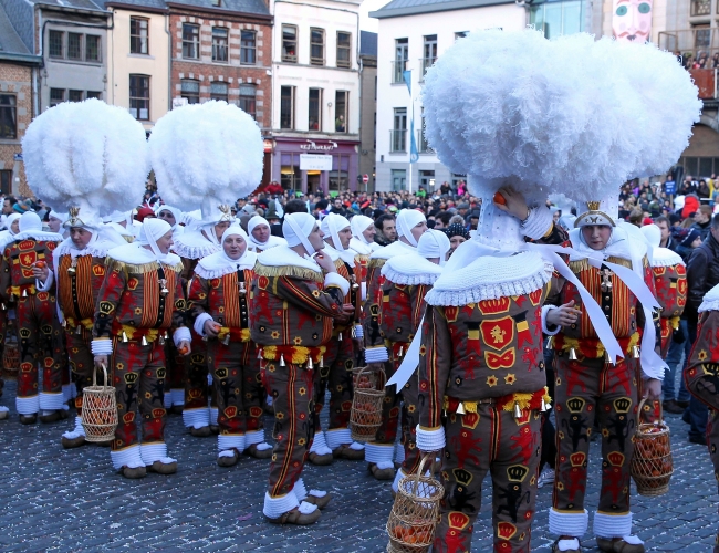 Belçika'da "Binche Karnavalı" kutlandı