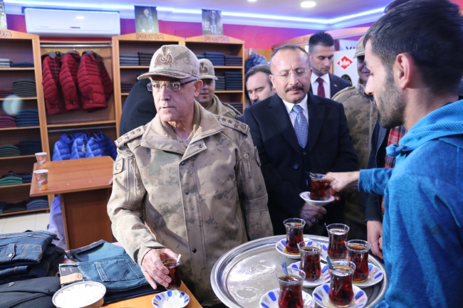 Jandarma Genel Komutanı Orgeneral Arif Çetin Siirt'te esnafı ziyaret etti