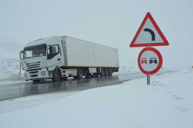 Tendürek Geçidi'nde kar yağışı ulaşımı olumsuz etkiledi