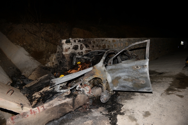 İstinat duvarına çarpan otomobil alev aldı: 5 ölü