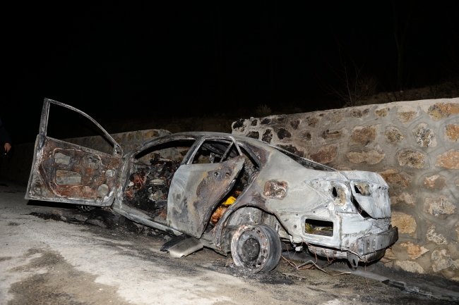 İstinat duvarına çarpan otomobil alev aldı: 5 ölü