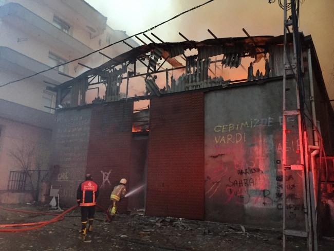 İstanbul Ümraniye'de mobilya deposunda yangın