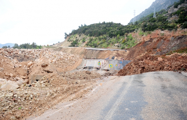 Antalya'da heyelan nedeniyle yol çöktü