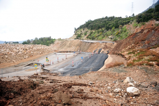 Antalya'da heyelan nedeniyle yol çöktü