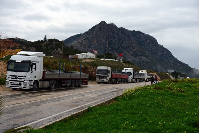 Antalya'da heyelan nedeniyle yol çöktü