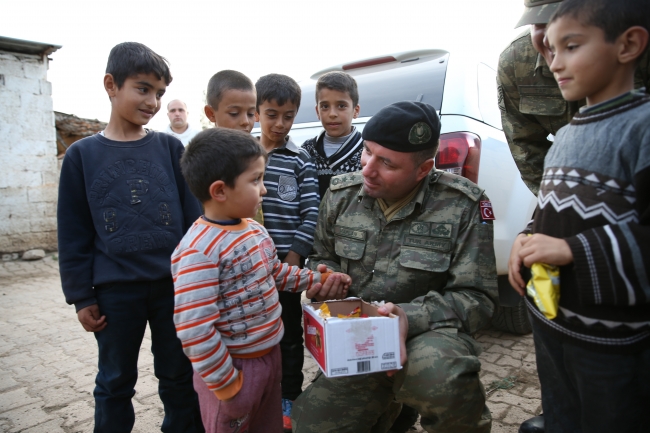 Mehmetçik çocukların sevgisini karşılıksız bırakmadı
