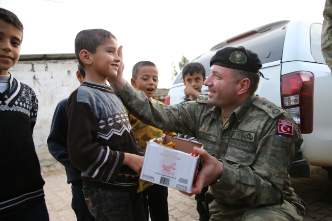 Mehmetçik çocukların sevgisini karşılıksız bırakmadı