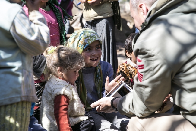 Cinderes'te terörden temizlenen köye insani yardım