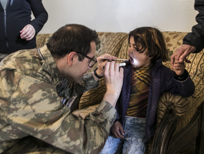 Cinderes'te terörden temizlenen köye insani yardım