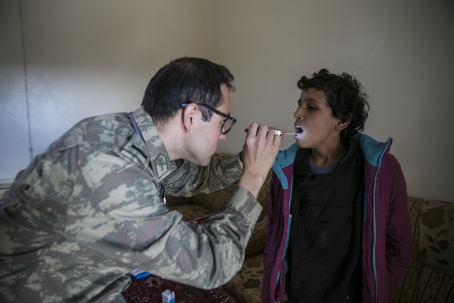 Cinderes'te terörden temizlenen köye insani yardım