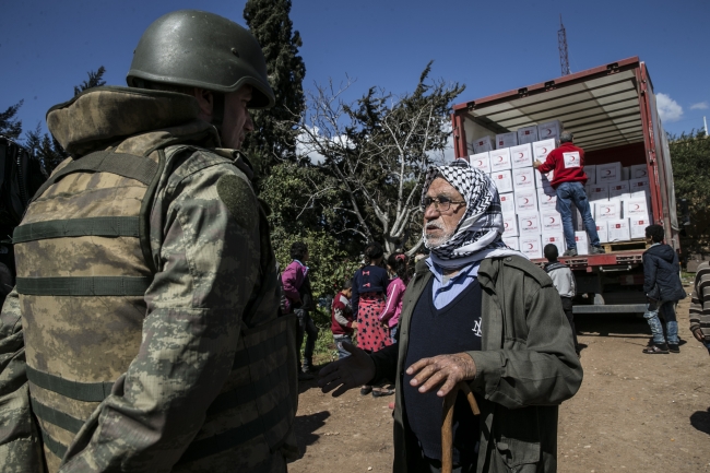 Cinderes'te terörden temizlenen köye insani yardım