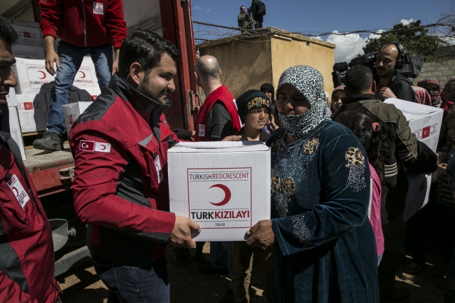 Cinderes'te terörden temizlenen köye insani yardım