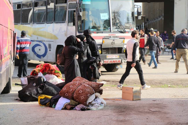 1055 sivil Esed'in ablukasındaki El Kadem'den İdlib'e gönderildi