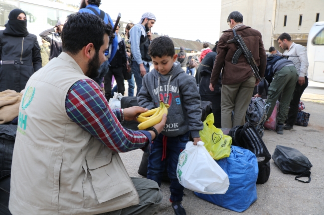 1055 sivil Esed'in ablukasındaki El Kadem'den İdlib'e gönderildi
