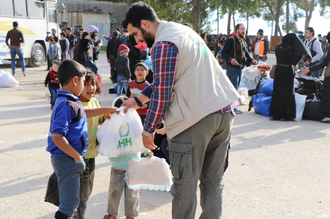 1055 sivil Esed'in ablukasındaki El Kadem'den İdlib'e gönderildi