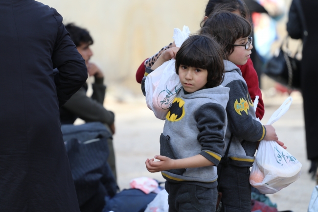 1055 sivil Esed'in ablukasındaki El Kadem'den İdlib'e gönderildi