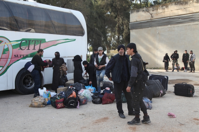 1055 sivil Esed'in ablukasındaki El Kadem'den İdlib'e gönderildi