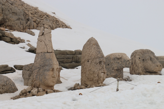 Karlar arasında kral heykelleri