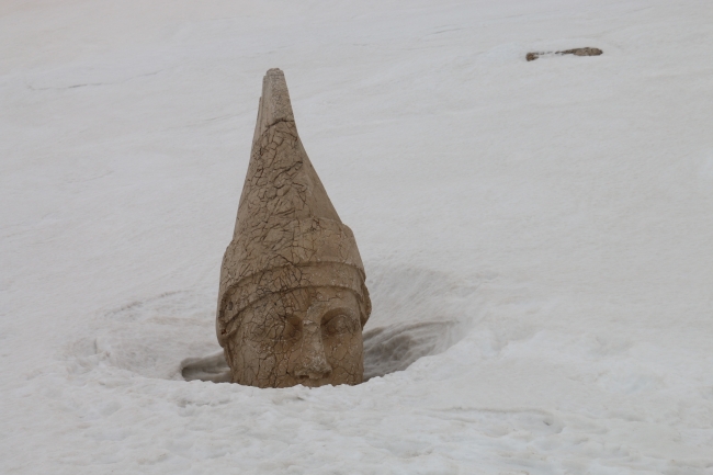 Karlar arasında kral heykelleri