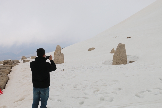 Karlar arasında kral heykelleri