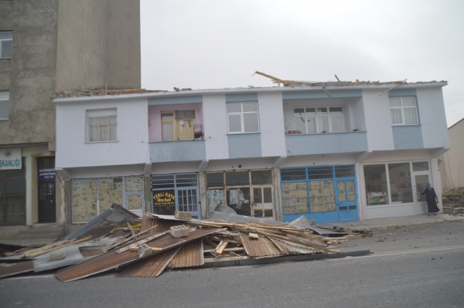 Doğu Anadolu'da şiddetli rüzgar çatıları uçurdu