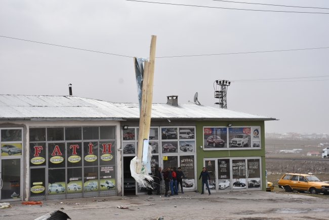 Doğu Anadolu'da şiddetli rüzgar çatıları uçurdu