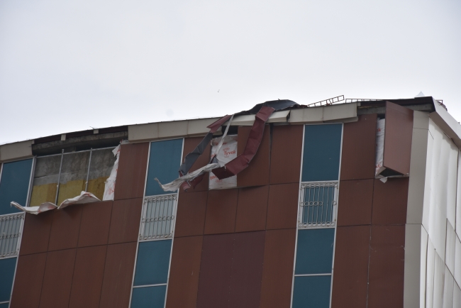 Doğu Anadolu'da şiddetli rüzgar çatıları uçurdu