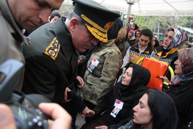 Şehitleri son yolculuklarına binlerce kişi uğurladı