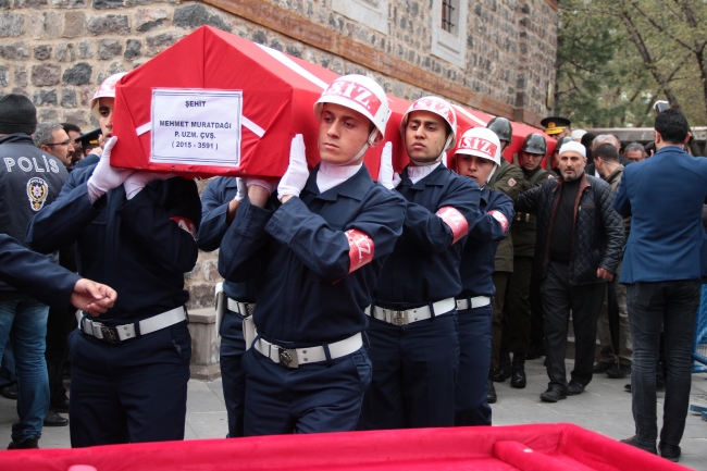 Şehitleri son yolculuklarına binlerce kişi uğurladı