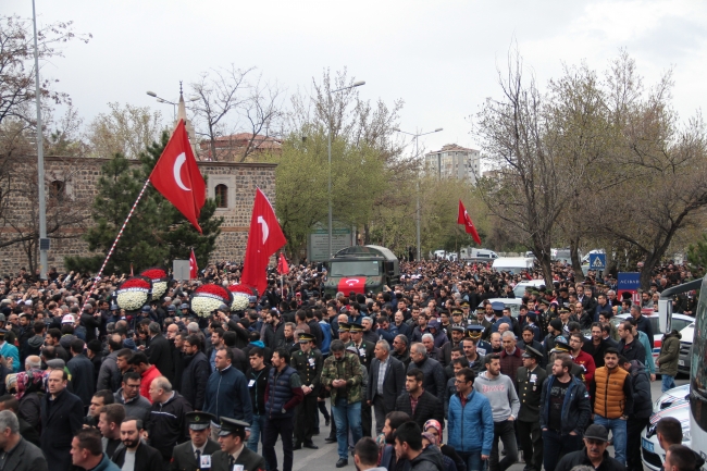 Şehitleri son yolculuklarına binlerce kişi uğurladı
