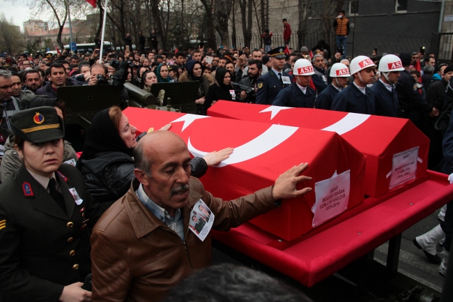 Şehitleri son yolculuklarına binlerce kişi uğurladı