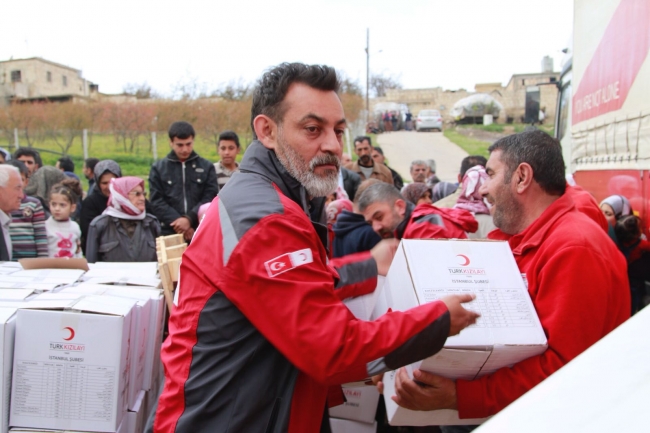 Mehmetçik terörün yakıp yıktığı Afrin'e kol kanat geriyor