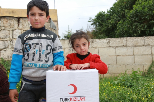 Mehmetçik terörün yakıp yıktığı Afrin'e kol kanat geriyor