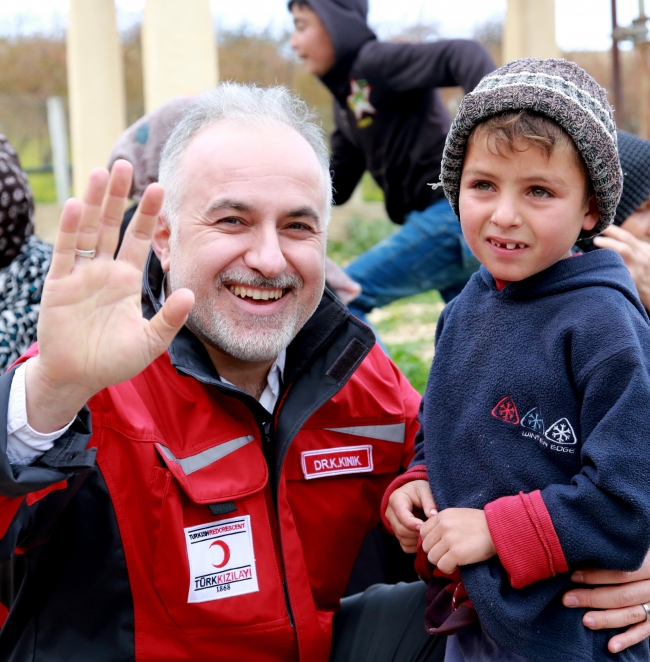 Mehmetçik terörün yakıp yıktığı Afrin'e kol kanat geriyor