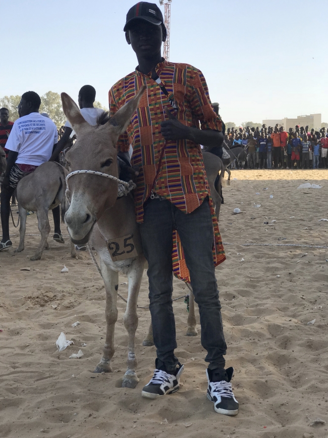 Senegalli çocuklar eşeklerini yarıştırdı