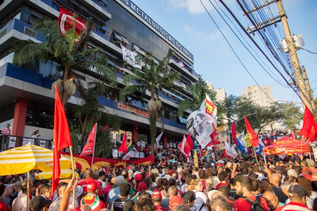 Tutuklama kararı verilen eski devlet başkanı teslim olmadı